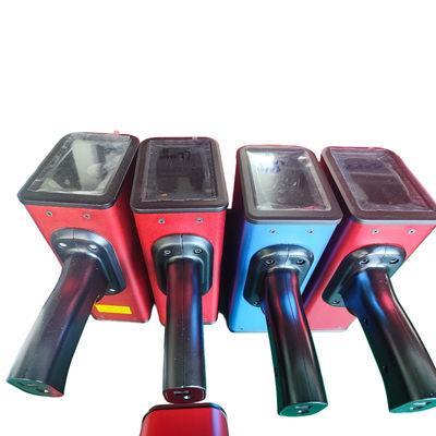 เครื่องวัดระยะทางด้วยเลเซอร์แบบมือถือ สีเหลืองเทา และแผ่นสอบเทียบสำหรับการคำนวณระยะทางที่แม่นยำ